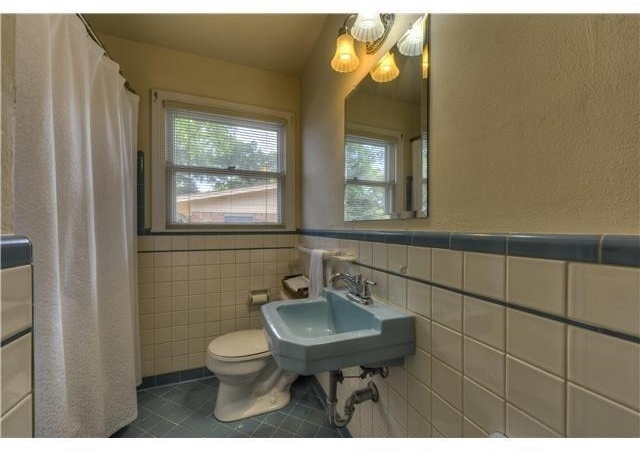 2111 W 10th St - Photo 13