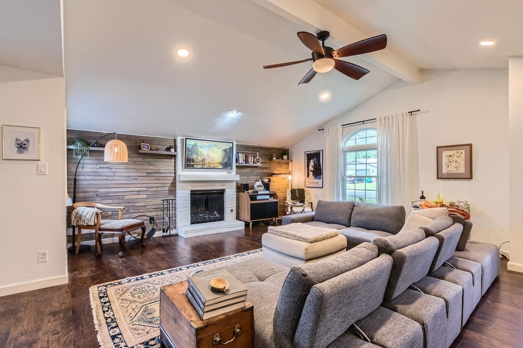 7905 Wycombe Dr - Photo 2