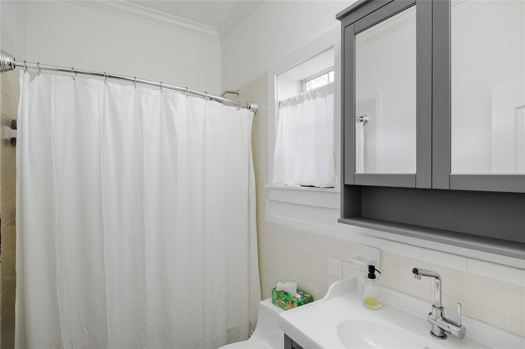 902 E 13th St - Photo 11