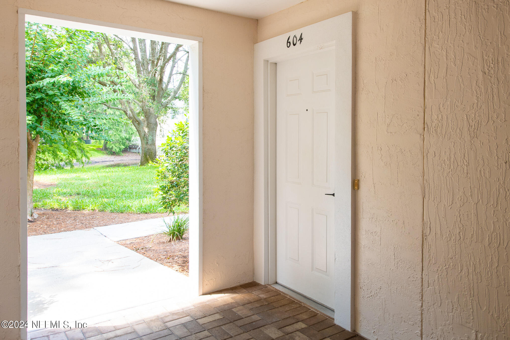 13715 Richmond Park Drive N - Photo 3