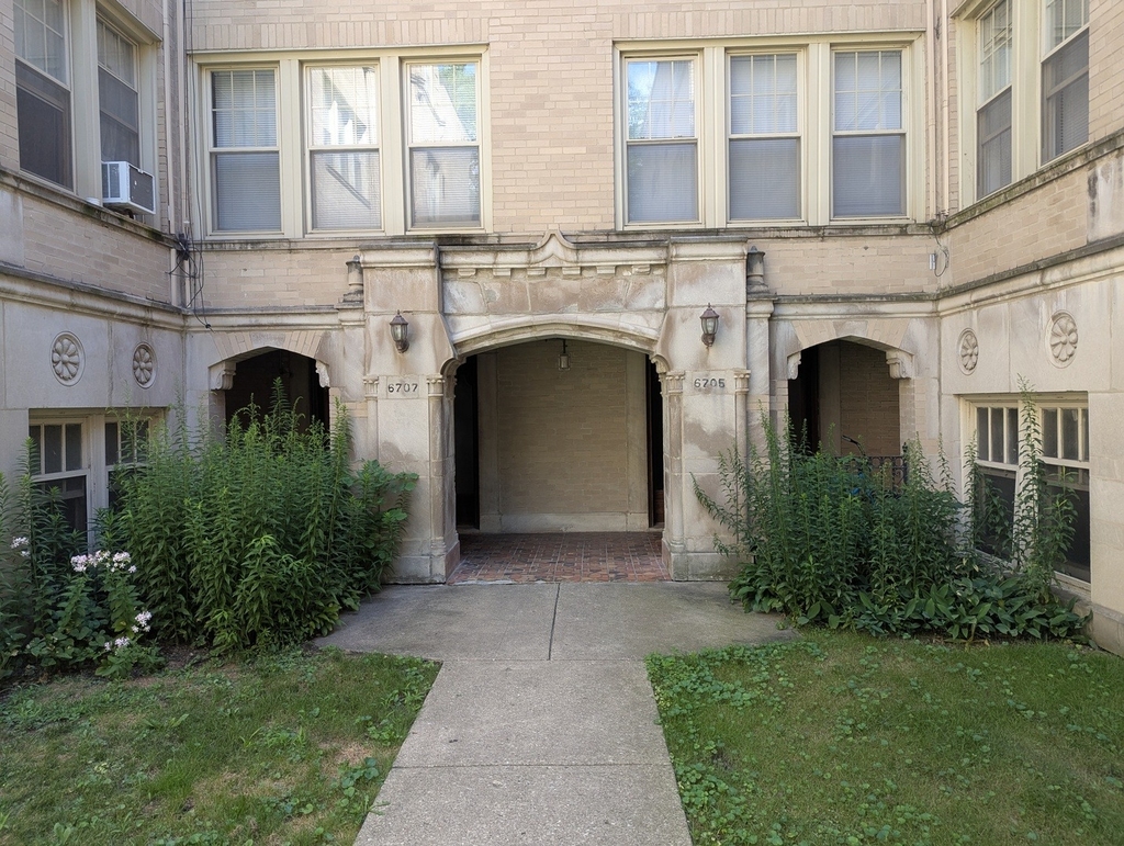 6703 N Greenview Avenue - Photo 0
