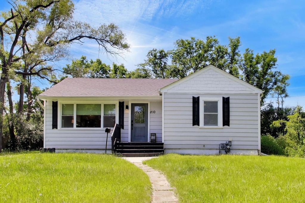 810 S Jackson Street - Photo 0
