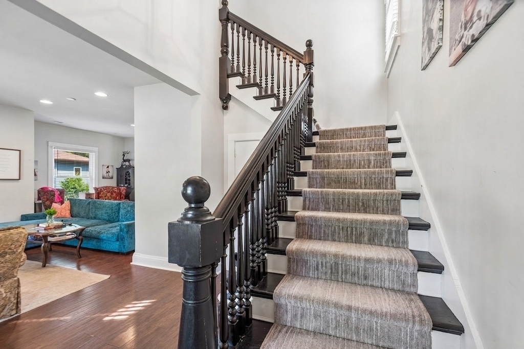 213 W Maple Avenue - Photo 2