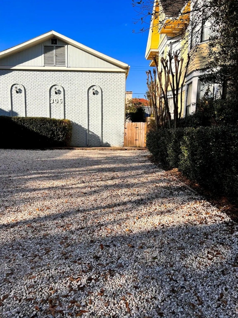 306 Hawthorne Street - Photo 0