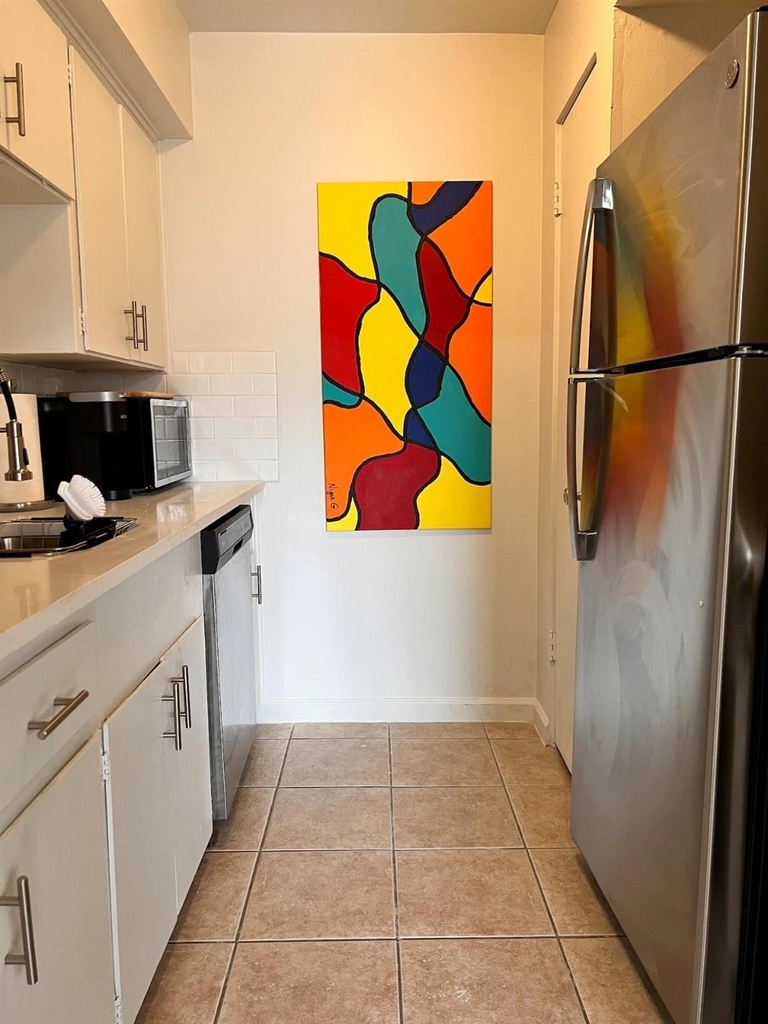 306 Hawthorne Street - Photo 6