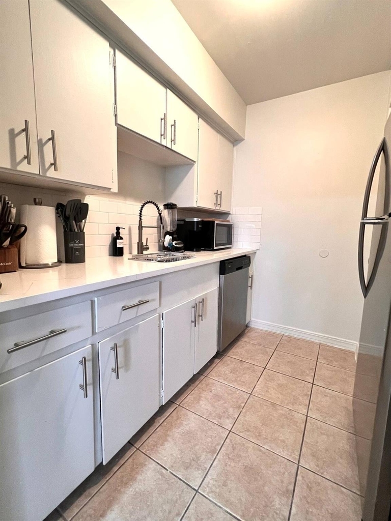 306 Hawthorne Street - Photo 9