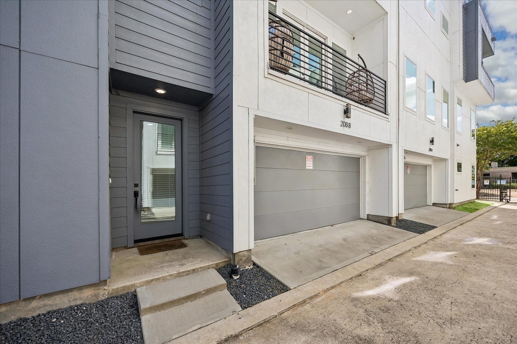 208 N York Street - Photo 3