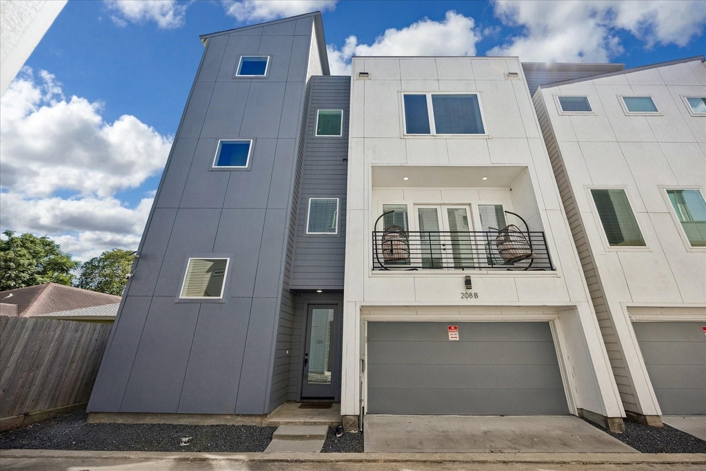 208 N York Street - Photo 0