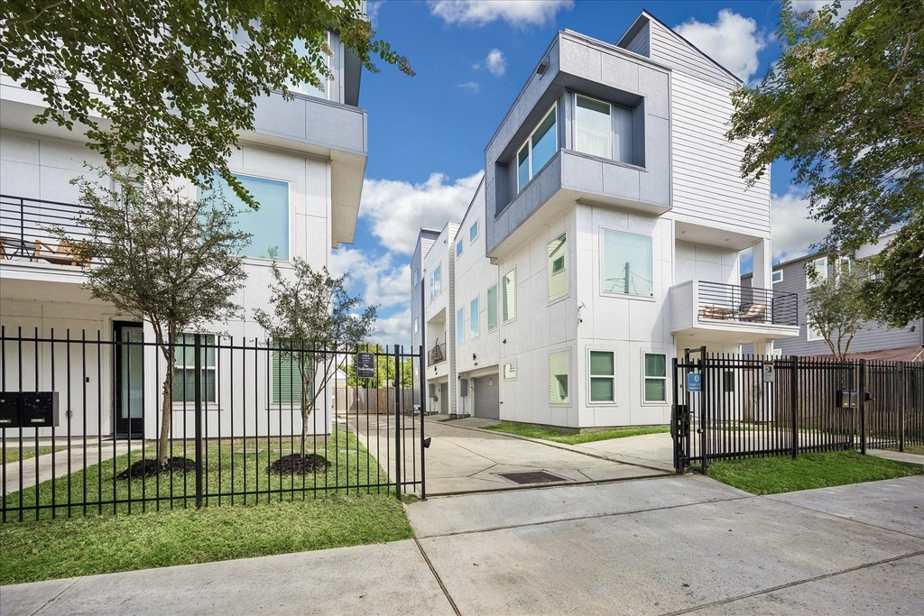 208 N York Street - Photo 1