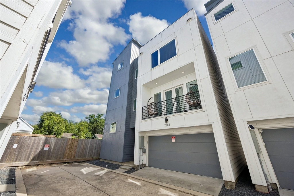 208 N York Street - Photo 2