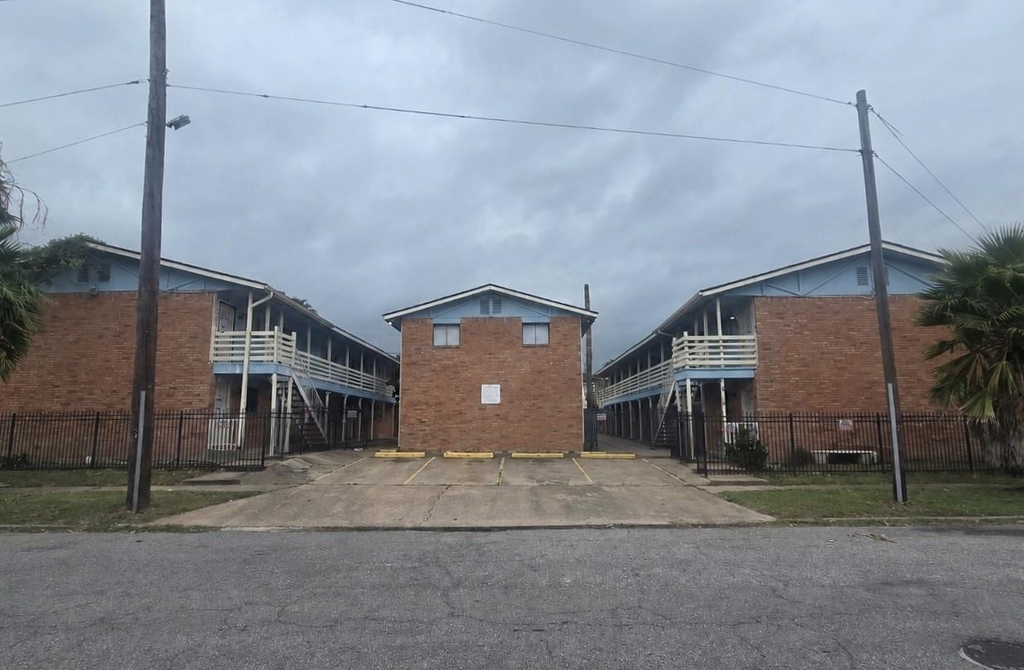 911 Avenue K - Photo 0