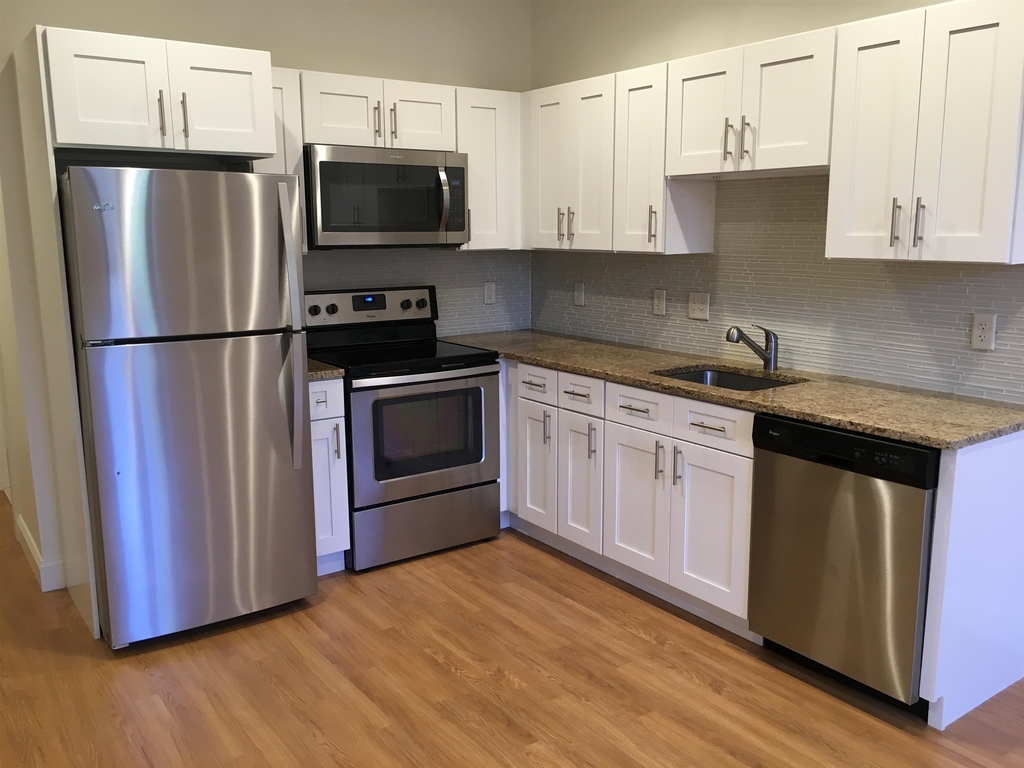 875 Elm - Photo 3