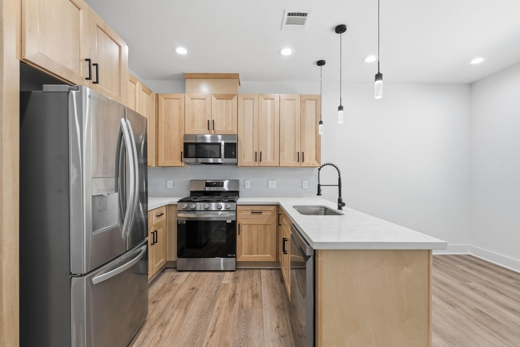 8805 Parkway Drive - Photo 6