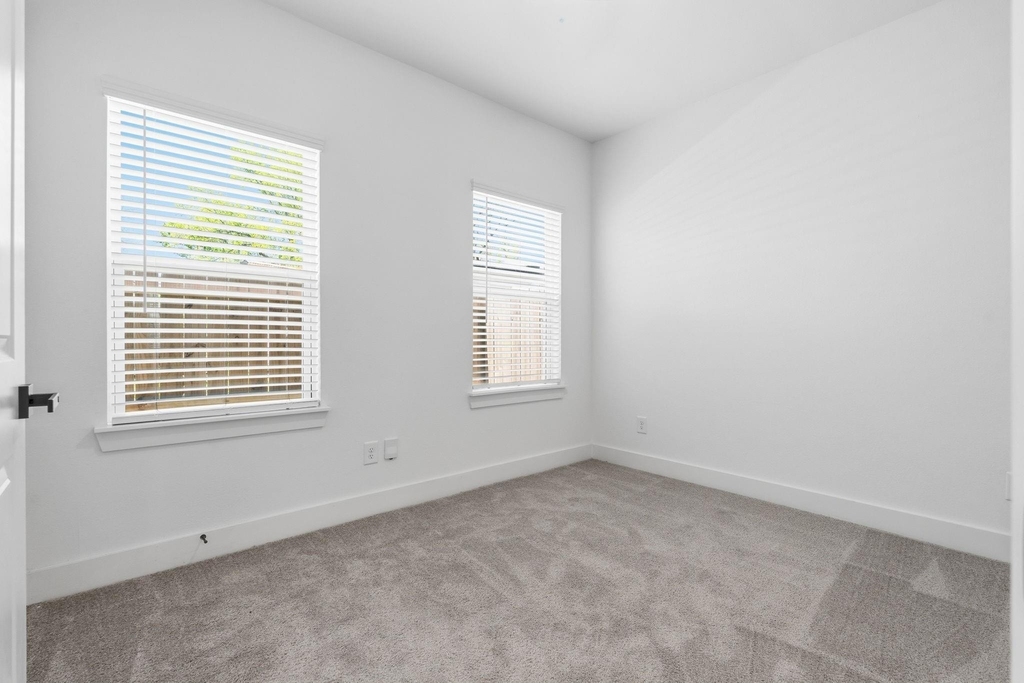 8805 Parkway Drive - Photo 11
