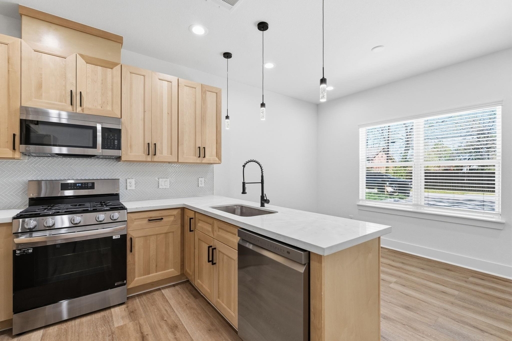 8805 Parkway Drive - Photo 7