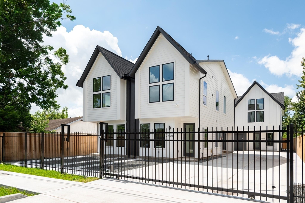 7210 Weyburn Street - Photo 0