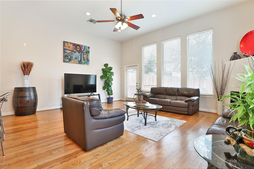 826 E 29th Street - Photo 4