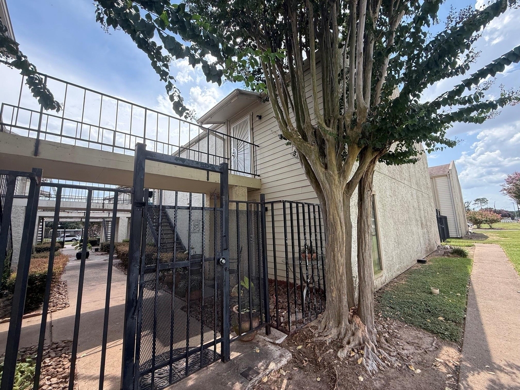 10075 Westpark Drive - Photo 3