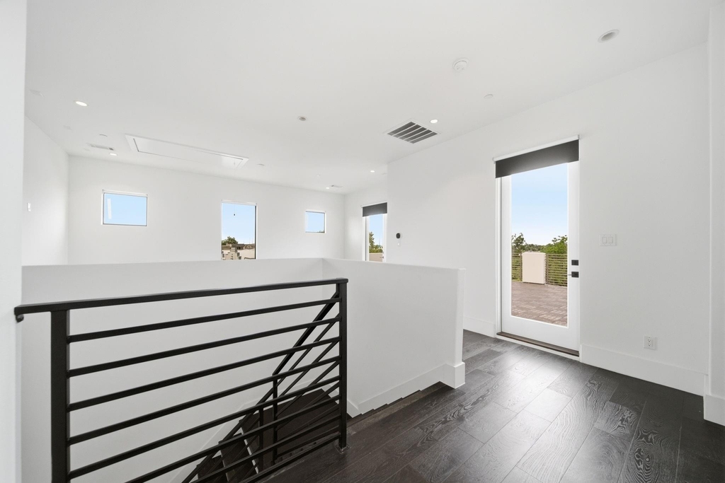 327 E 2nd Street - Photo 34