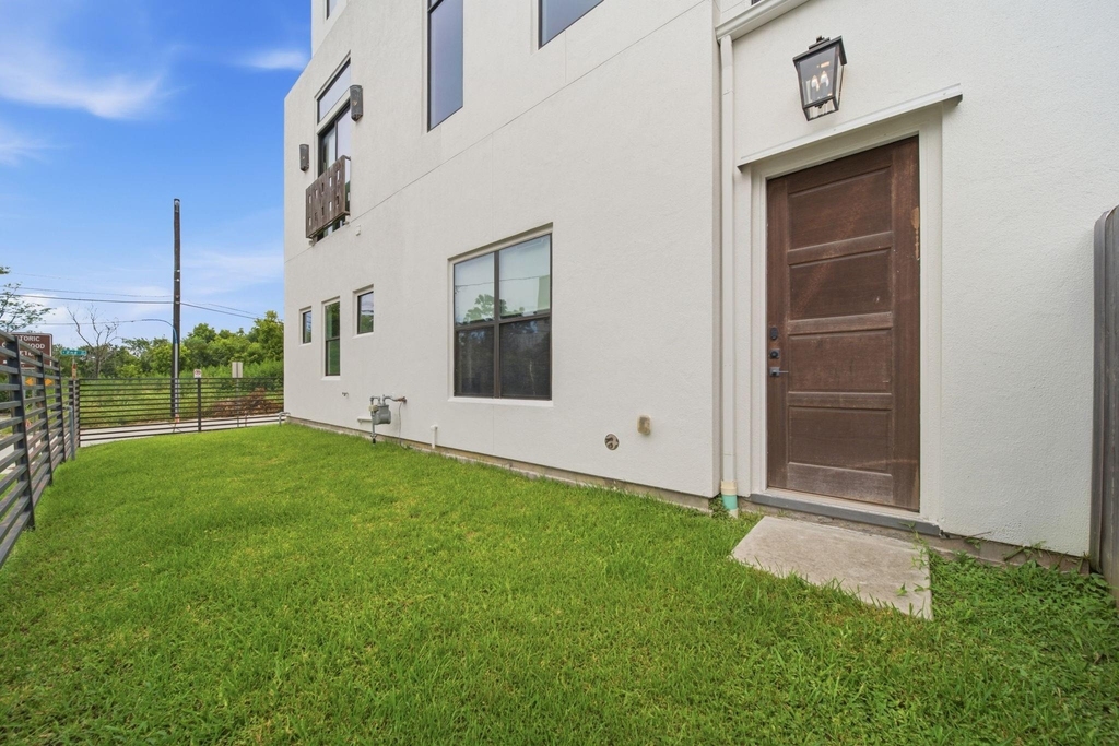 327 E 2nd Street - Photo 8