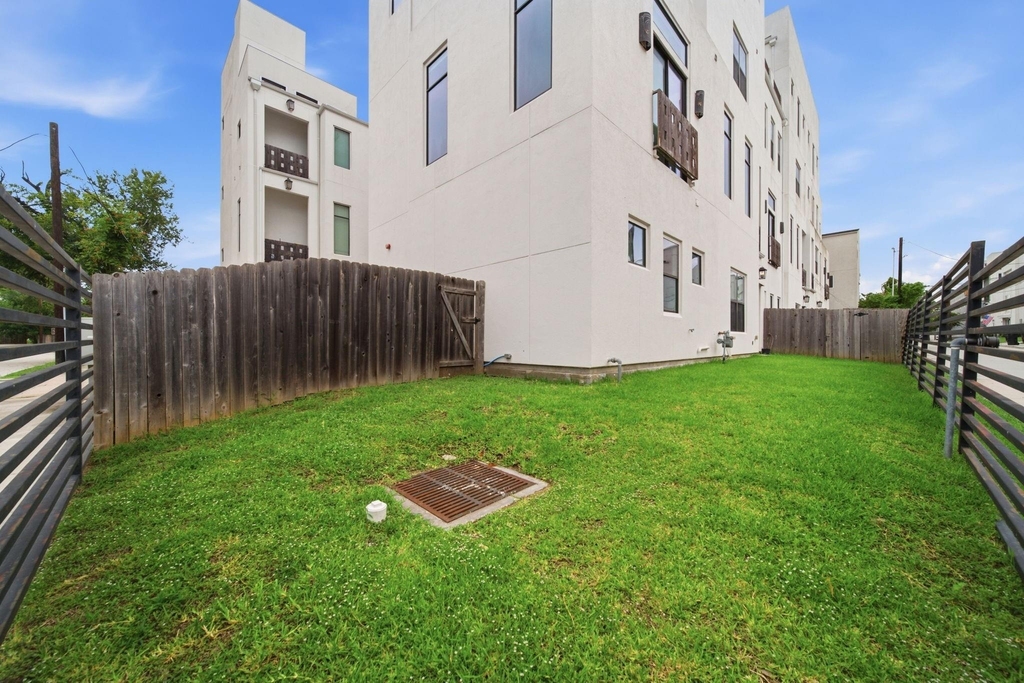 327 E 2nd Street - Photo 9