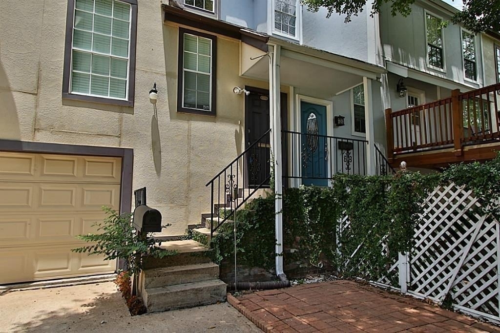 814 Knox Street - Photo 0