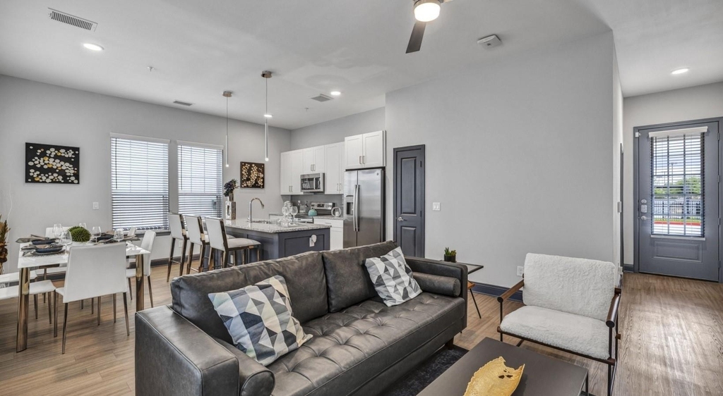 4250 Woodridge Parkway - Photo 2