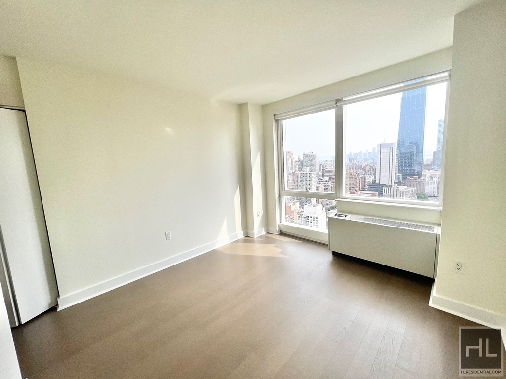 West 42nd Street - Photo 1
