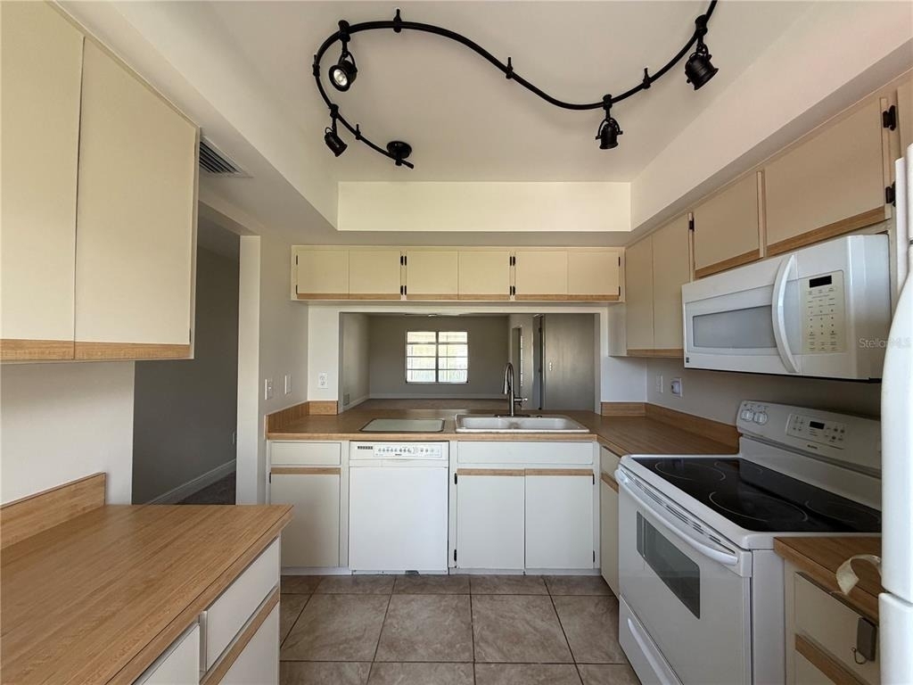 635 Harvey Street - Photo 4