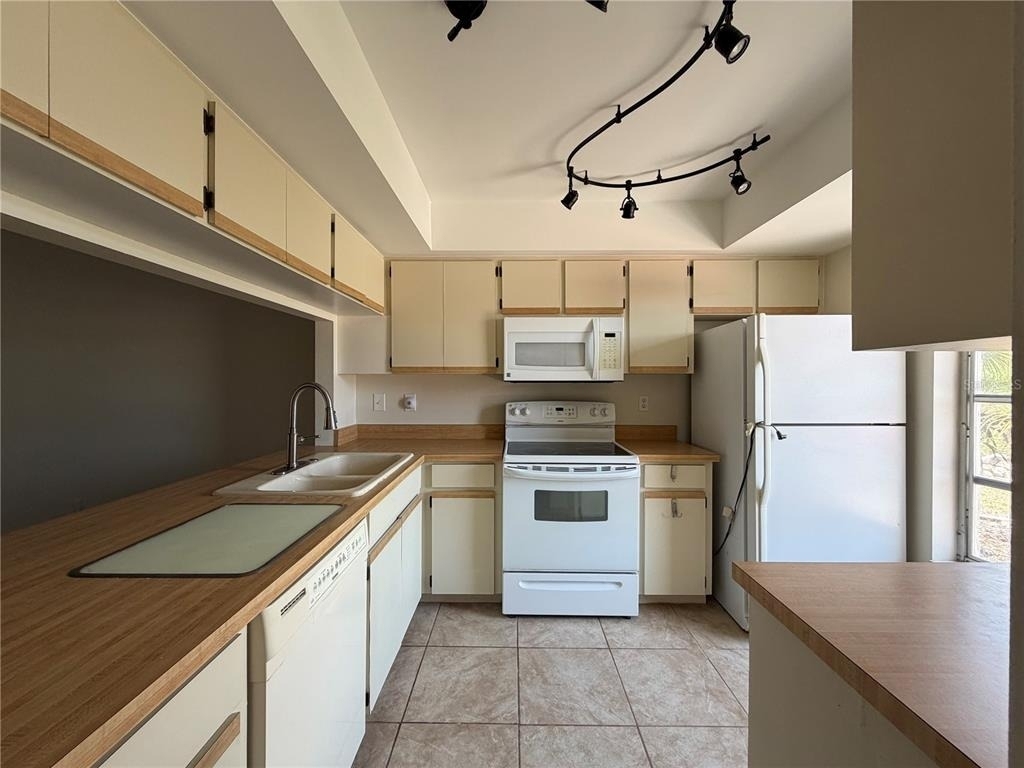 635 Harvey Street - Photo 5