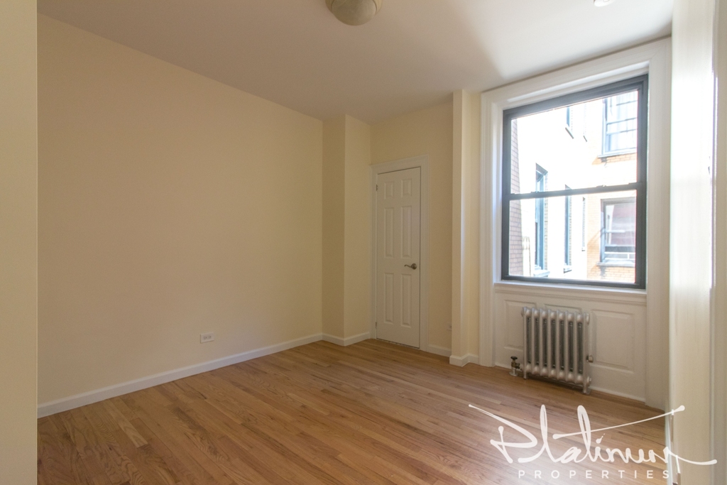 Midtown West — West 45th Street - Photo 4