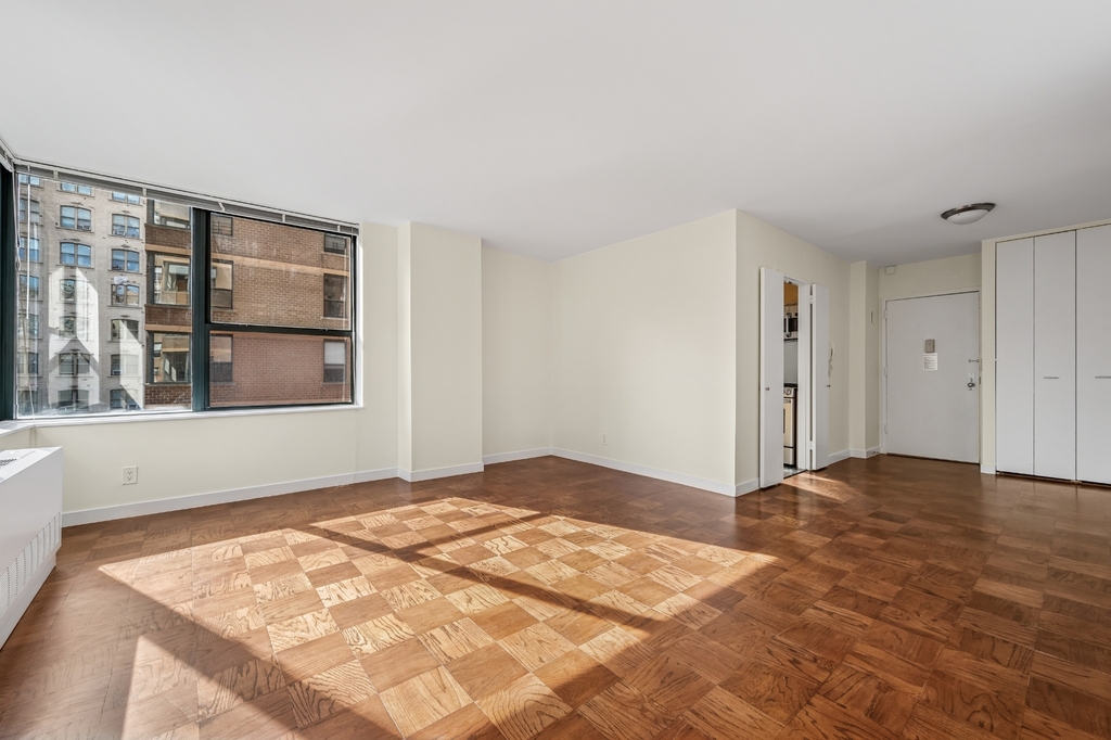 West 13 Street - Photo 1