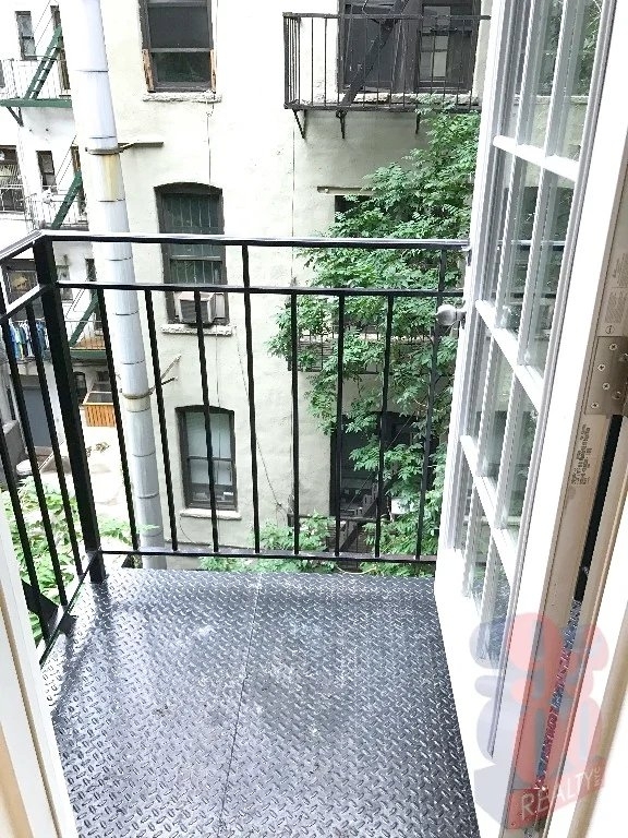 279 East 10th St - Photo 4