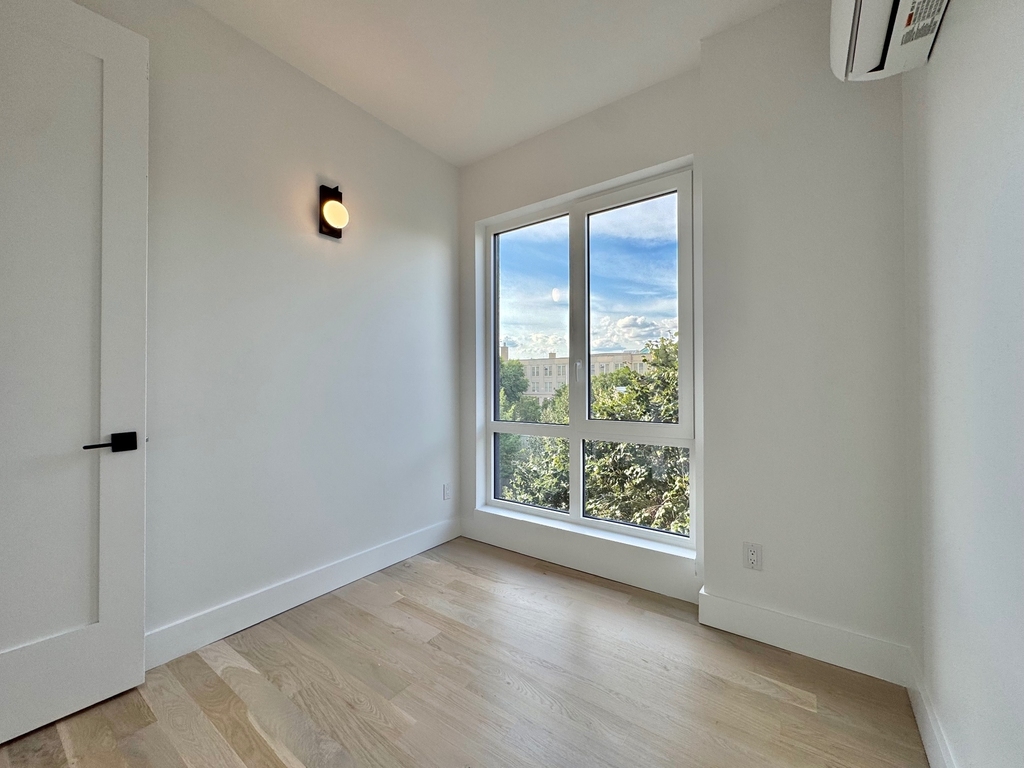 193 Graham Avenue - Photo 4
