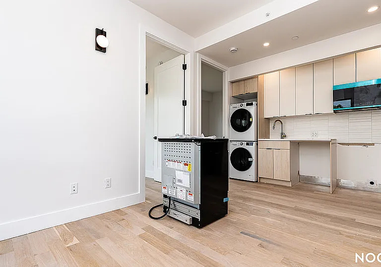 193 Graham Avenue - Photo 1