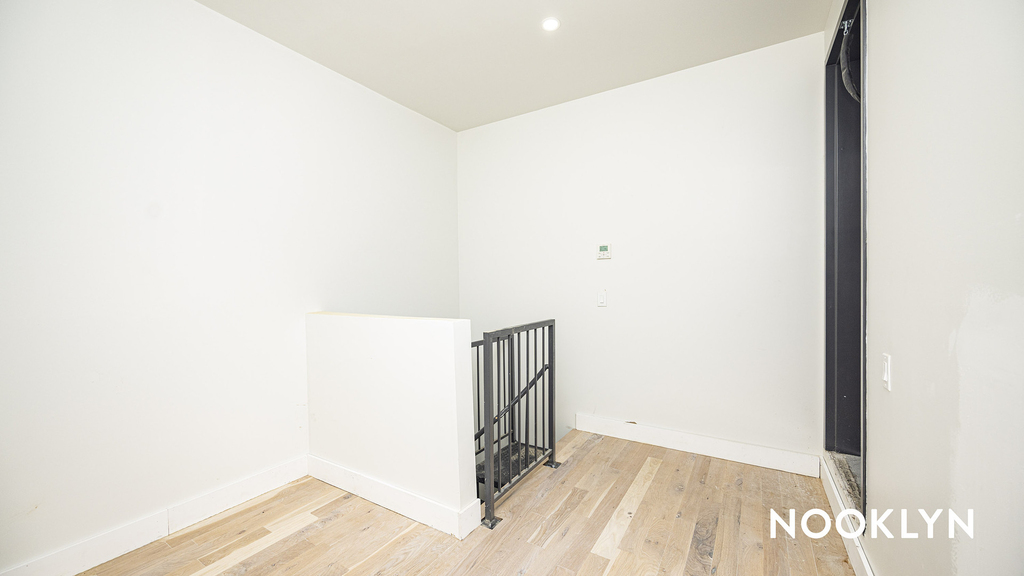 141 Meserole St - Photo 10