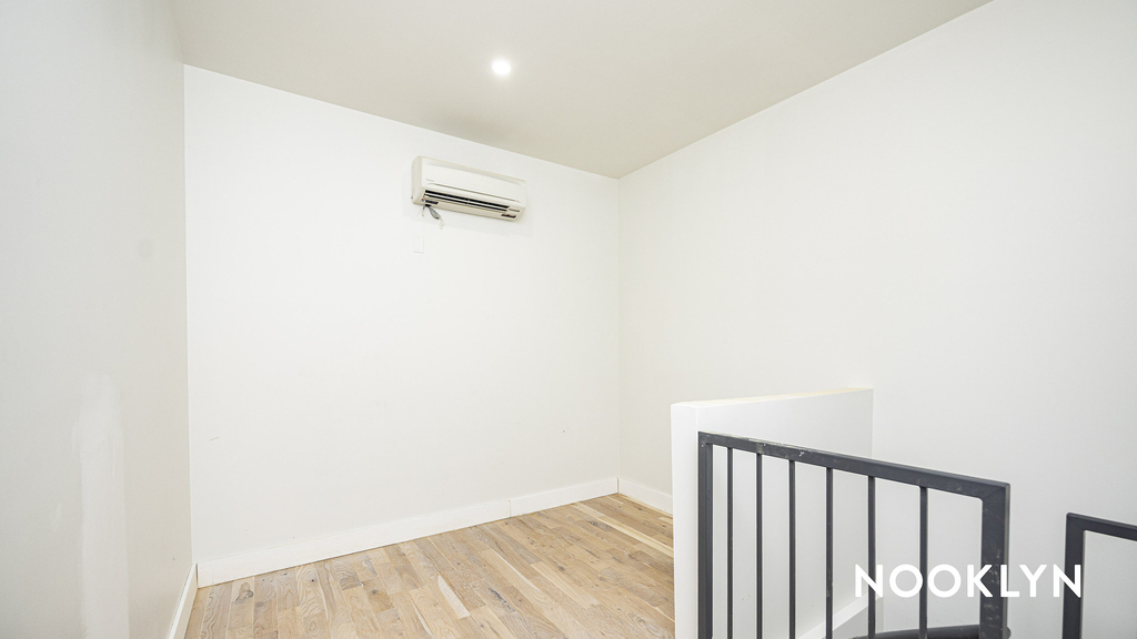 141 Meserole St - Photo 9