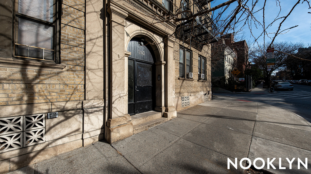 203 17th St - Photo 2