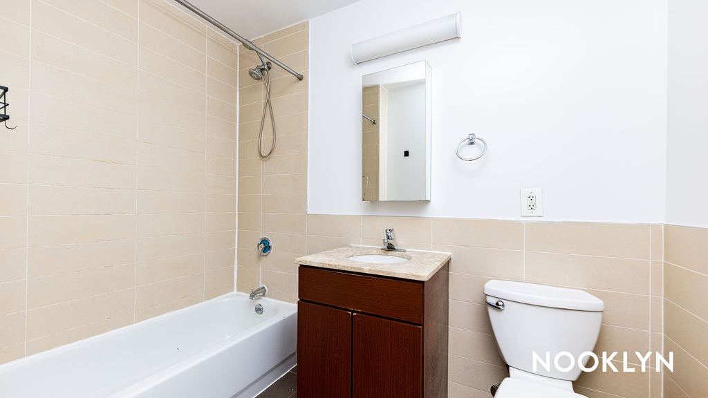 924 Metropolitan Ave - Photo 8