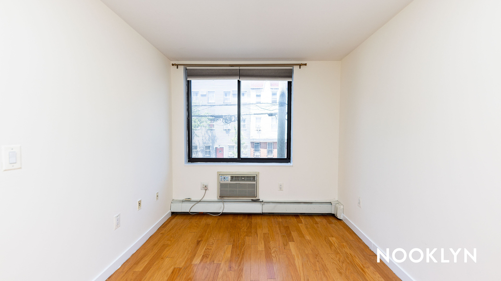 924 Metropolitan Ave - Photo 2