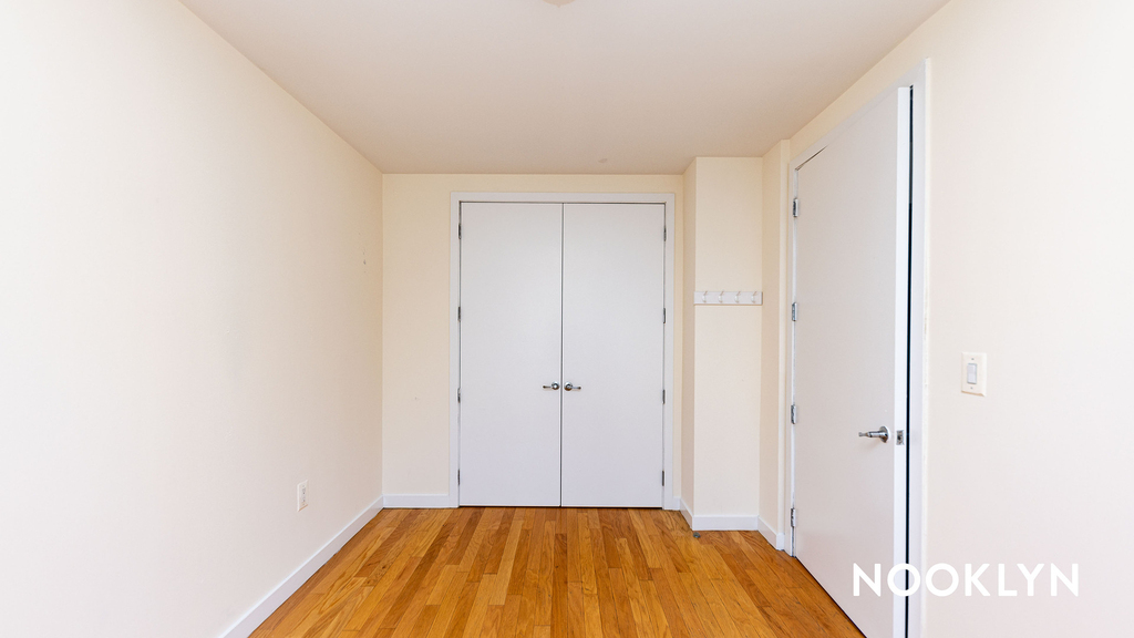924 Metropolitan Ave - Photo 3