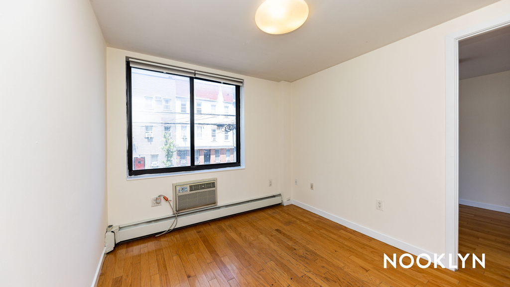 924 Metropolitan Ave - Photo 4