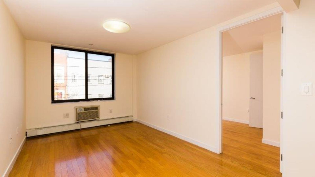 924 Metropolitan Ave - Photo 15