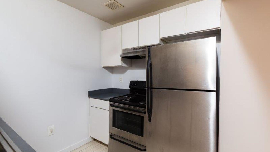 924 Metropolitan Ave - Photo 8