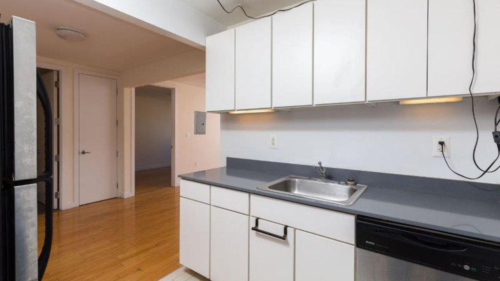 924 Metropolitan Ave - Photo 7