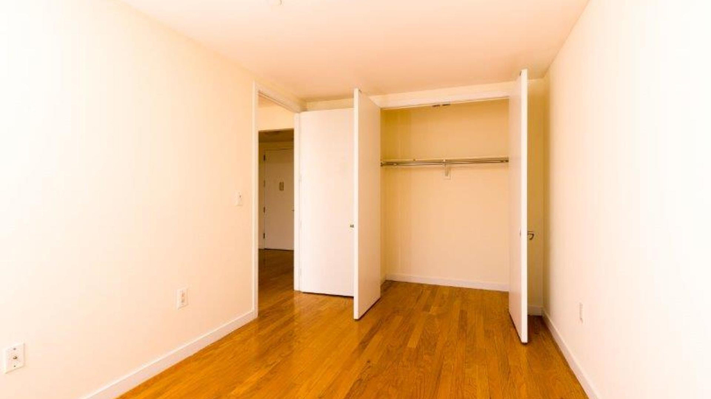 924 Metropolitan Ave - Photo 12