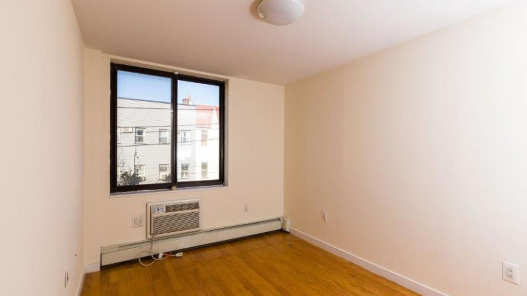 924 Metropolitan Ave - Photo 9