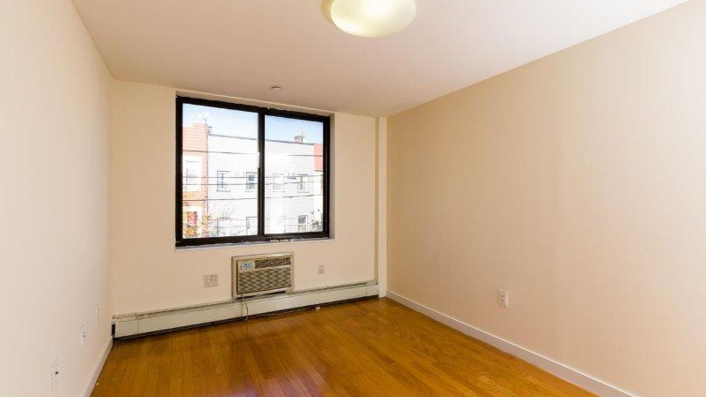 924 Metropolitan Ave - Photo 16