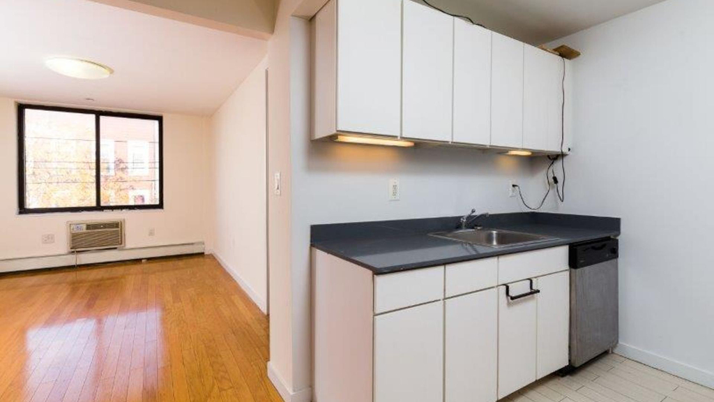 924 Metropolitan Ave - Photo 0