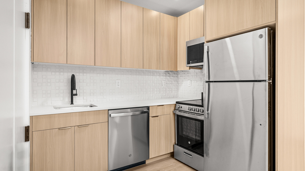 102 E 53rd St - Photo 5